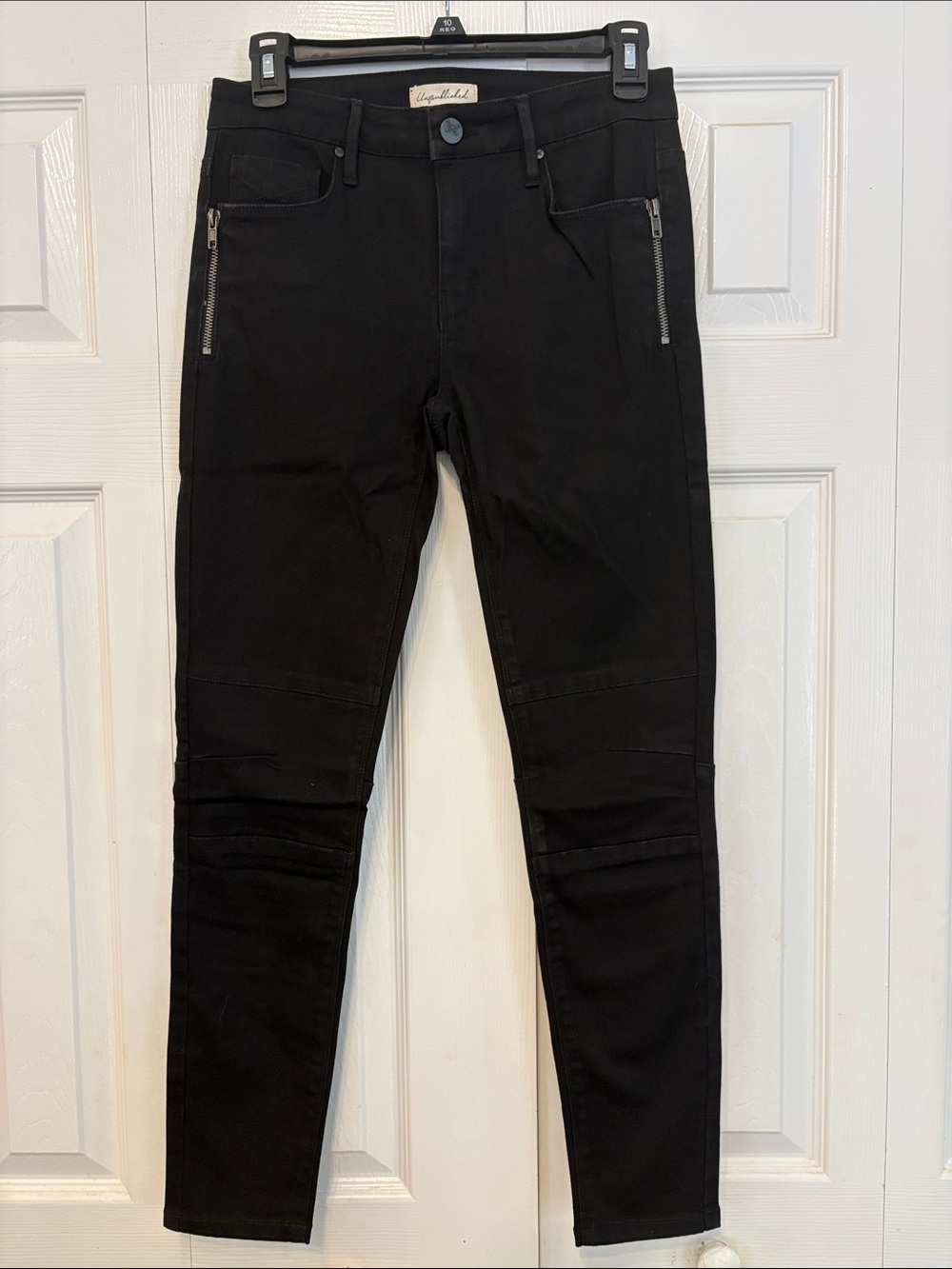 Black Skinny Jeans with Zip Accent 821